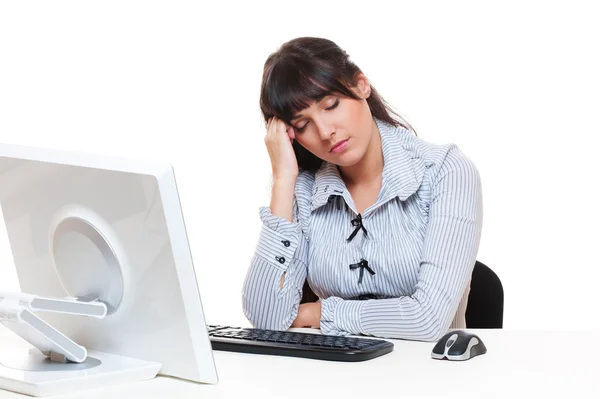 Studio záběr mladá žena spí na pracoviště — Stock fotografie