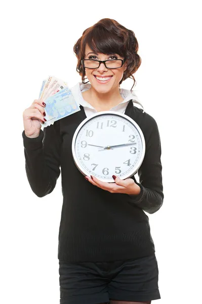 Студийное фото улыбающейся женщины с часами и деньгами — стоковое фото