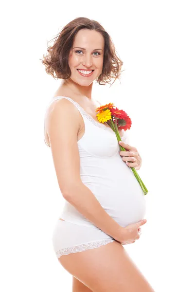 Студийное фото улыбающейся беременной женщины — стоковое фото
