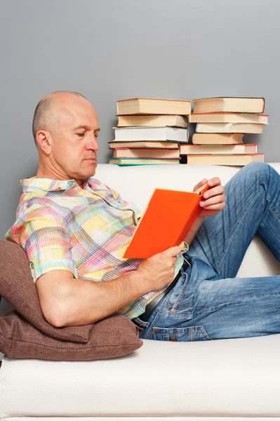 Senior férfi olvasás könyveket — Stock Fotó