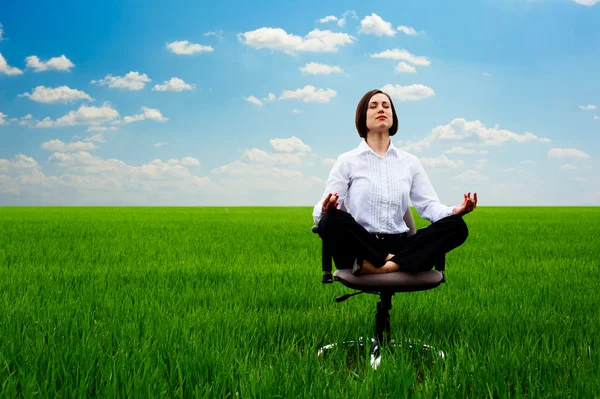 Businesswoman practicing yoga at the meadow — Stock Photo, Image
