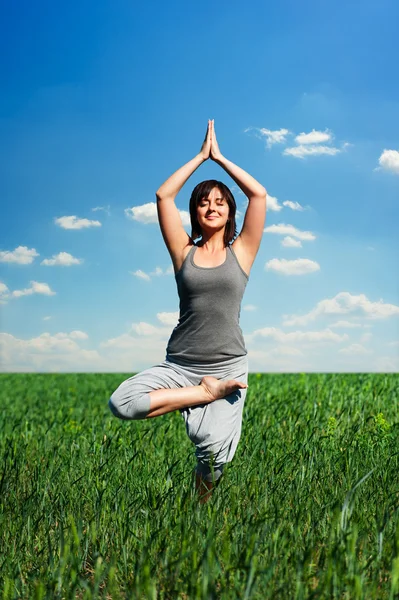 Kobieta praktykowania jogi w polu — Zdjęcie stockowe