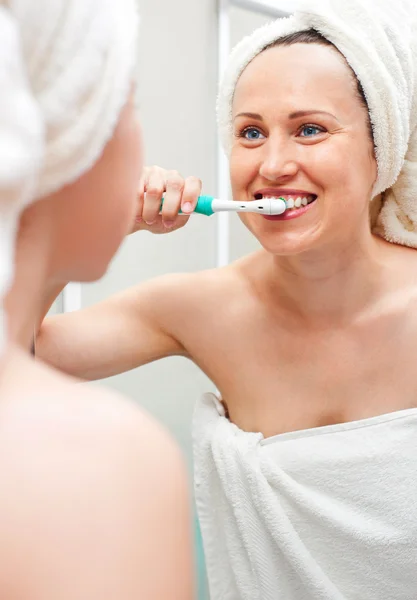 Vrouw schoonmaken van haar tanden — Stockfoto