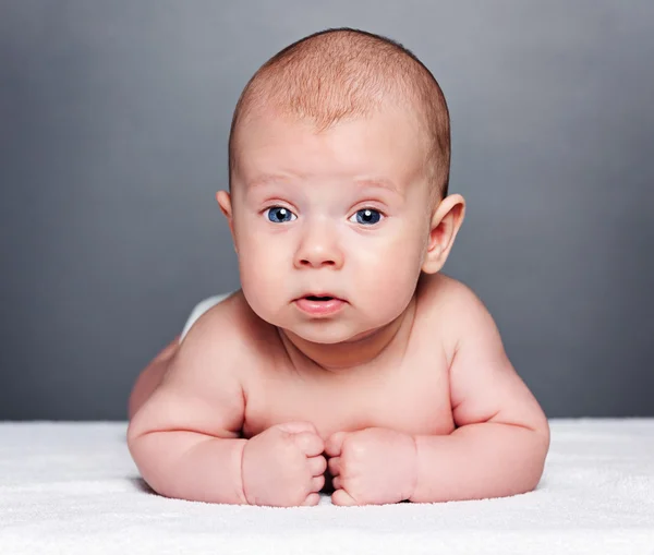 Gri arka plan üzerine üç aylık çocuk — Stok fotoğraf