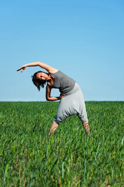 Mujer entrenando en el prado — Foto de Stock