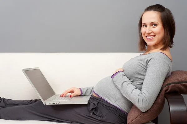 Έγκυος γυναίκα με φορητό υπολογιστή — Φωτογραφία Αρχείου