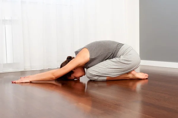 Mulher fazendo ioga diário — Fotografia de Stock