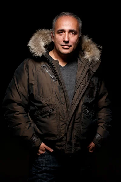 Homme d'âge moyen en manteau d'hiver — Photo