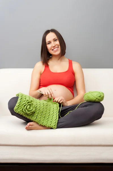Pregnant woman crocheting — Stock Photo, Image