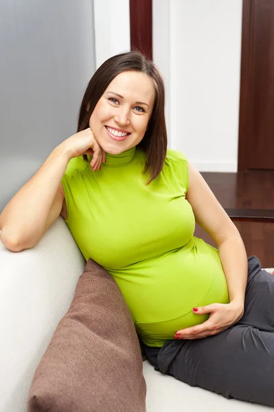 Mulher grávida em t-shirt verde — Fotografia de Stock