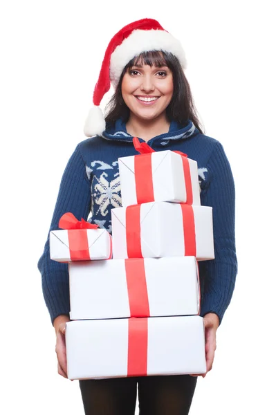 Kvinna i santa hatt hålla många lådor — Stockfoto