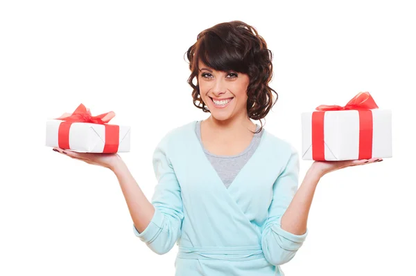 Donna sorridente che tiene scatole regalo — Foto Stock
