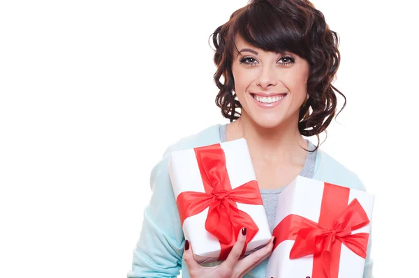Femme heureuse tenant deux boîtes-cadeaux — Photo