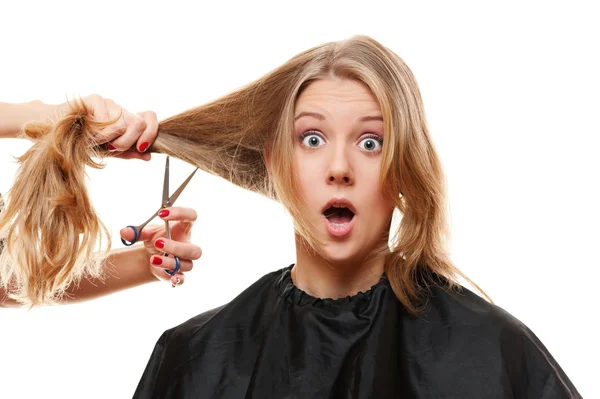 Ohromen žena s dlouhými vlasy a nůžky — Stock fotografie