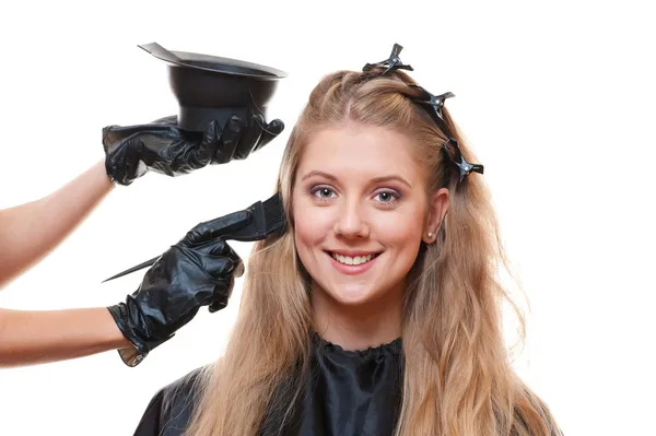 Parrucchiere facendo tintura per capelli — Foto Stock