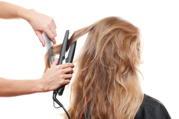 Парикмахер выпрямляет волосы — стоковое фото