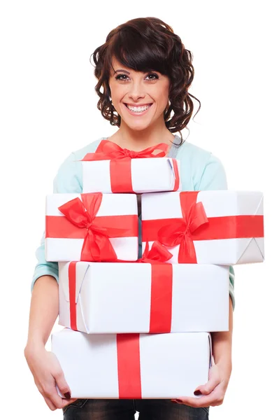 Femme heureuse tenant des boîtes-cadeaux — Photo