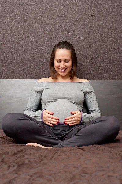 Glückliche junge schwangere Frau — Stockfoto