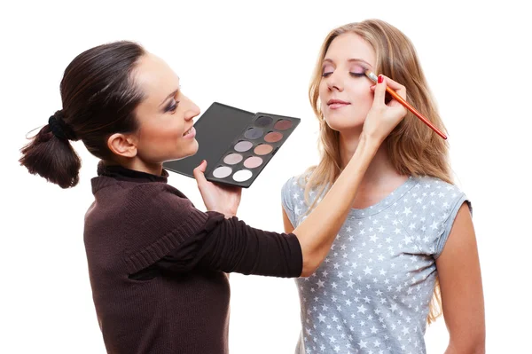 Make-up artist applying eye shadow — Stock Photo, Image