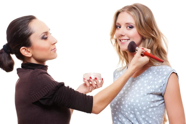 Make-up artist doen make-up met borstel — Stockfoto