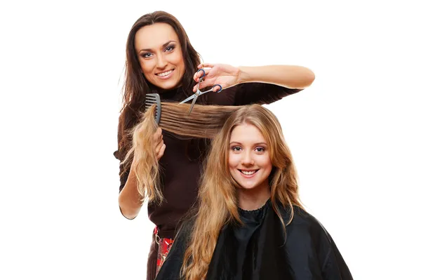 Улыбающийся парикмахер с клиентом — стоковое фото