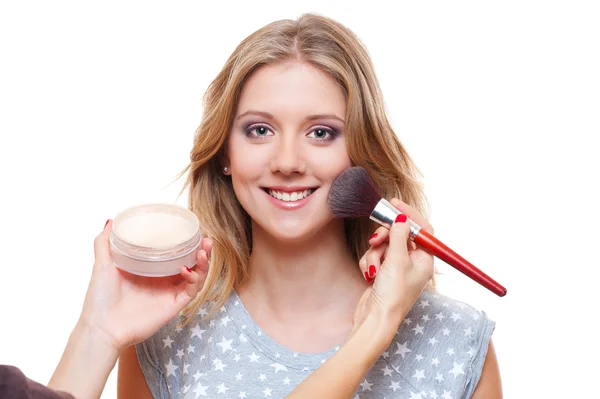 Kvinna med pulver som tillämpas av make-up artist — Stockfoto