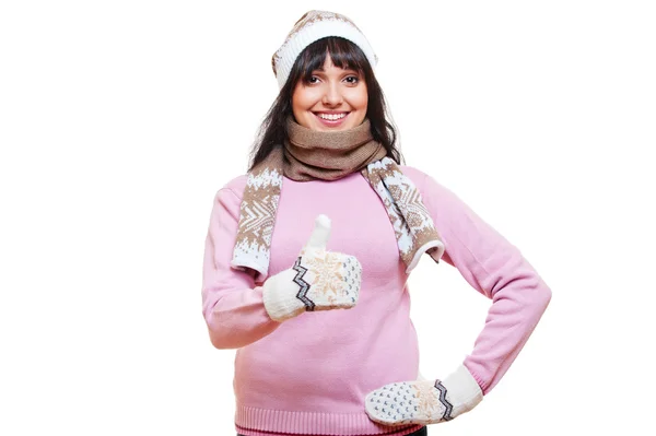 Kvinna i mössa och halsduk visar tummen — Stockfoto