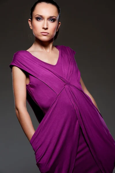 Verleidelijke vrouw in violet jurk — Stockfoto