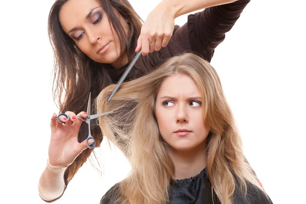 Modelo insatisfeito no salão de cabeleireiro — Fotografia de Stock