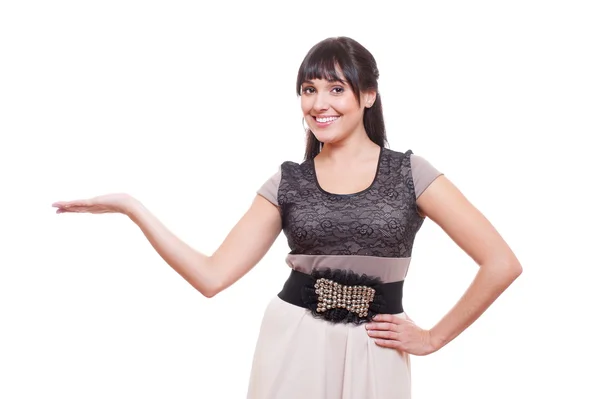 Smiley junge Frau hält etwas auf ihrer Handfläche — Stockfoto