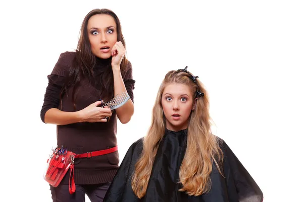 Шокированная молодая девушка и парикмахер — стоковое фото