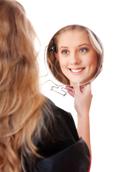 Νεαρή γυναίκα που κοιτιέται στον καθρέφτη — Φωτογραφία Αρχείου
