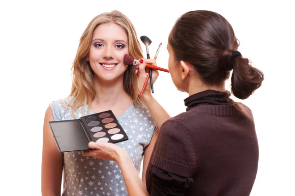 Επαγγελματία make-up artist που εργάζεται με το μοντέλο — Φωτογραφία Αρχείου