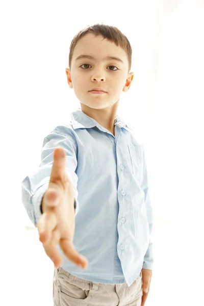 Malý chlapec pozdrav s rukou — Stock fotografie