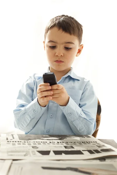 Mały chłopiec przy użyciu telefonów komórkowych — Zdjęcie stockowe