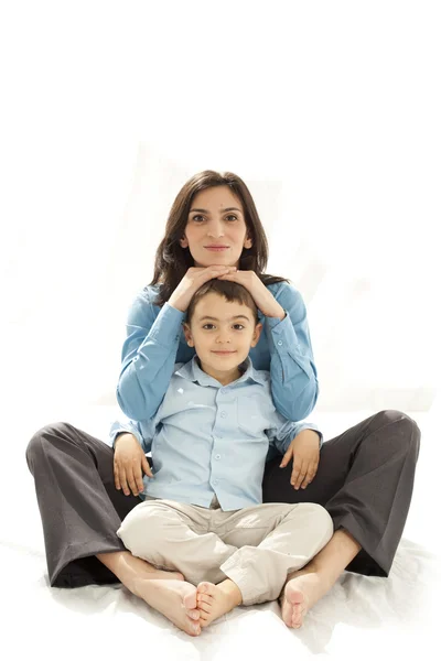 Matka a syn sedí na podlaze — Stock fotografie