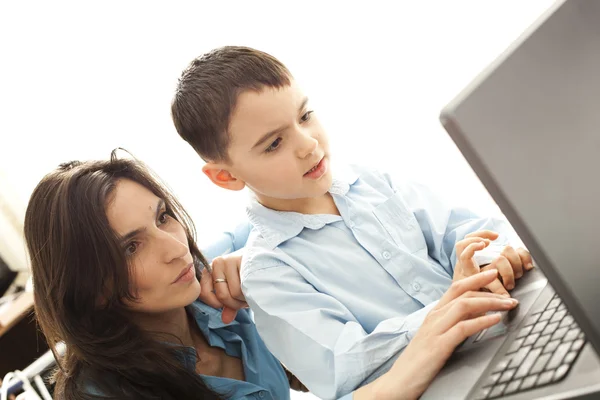 Mor och son med bärbar dator — Stockfoto