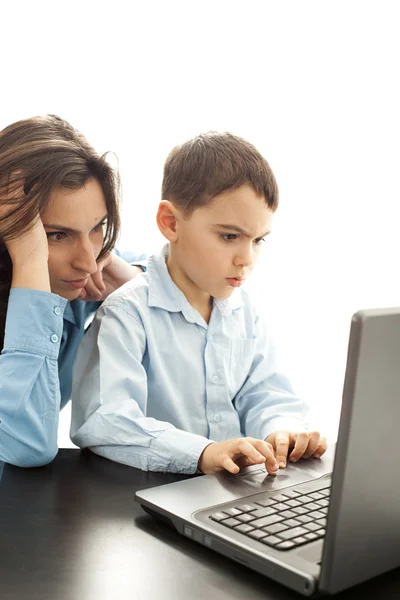Madre e figlio concentrati sul computer portatile — Foto Stock