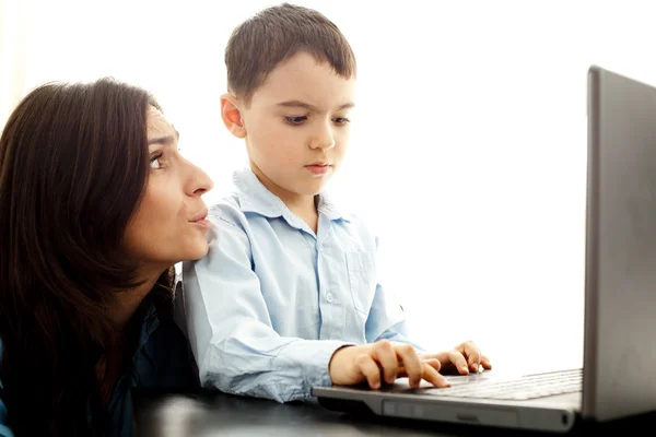 Anya és fia laptoppal — Stock Fotó
