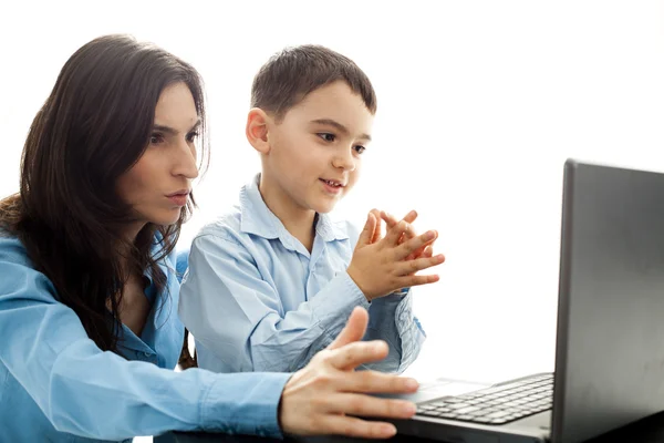 Child claping hands in front of laptop — Stock Photo, Image