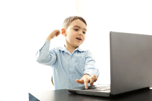 Boldog fiú használ laptop — Stock Fotó