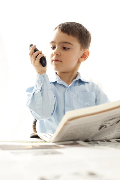 携帯電話を持つ若い男の子 — ストック写真