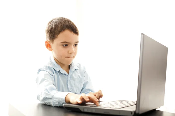 Niño usando ordenador portátil — Foto de Stock