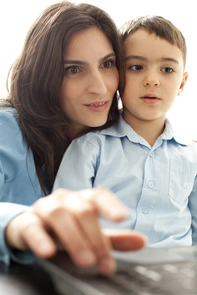Mor og sønn som ser på monitor – stockfoto
