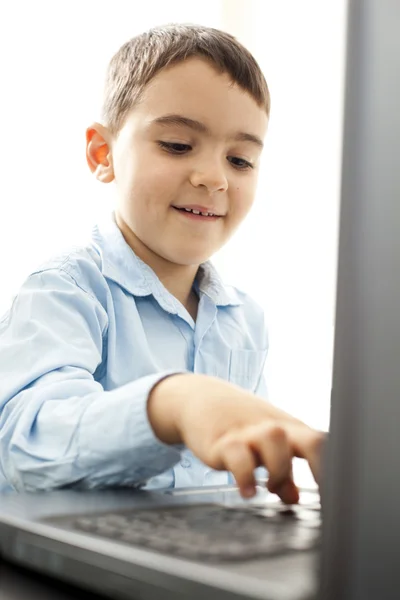 Petit garçon utilisant un ordinateur portable — Photo