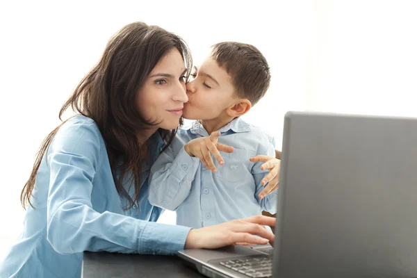 Moeder en zoon met laptop — Stockfoto