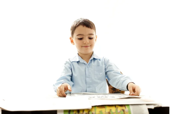 Lächelnder Junge mit Zeitung — Stockfoto