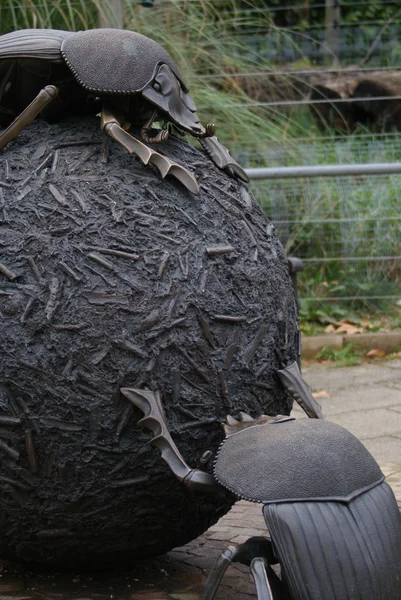 Статуя навозного жука — стоковое фото