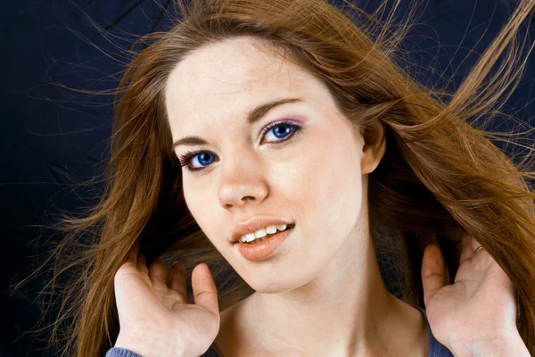 Flickan med blåsa håret — Stockfoto