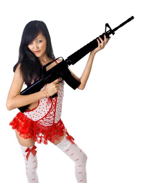 Сексуальная азиатка с винтовкой — стоковое фото